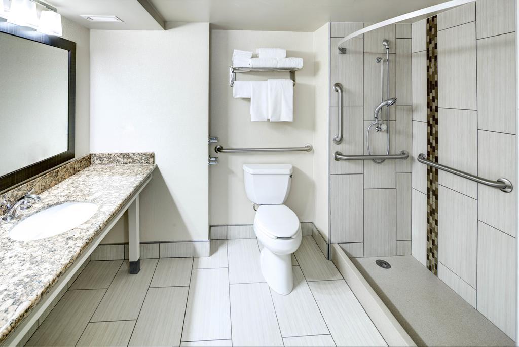 Doubletree By Hilton Madison Downtown Hotel Екстериор снимка