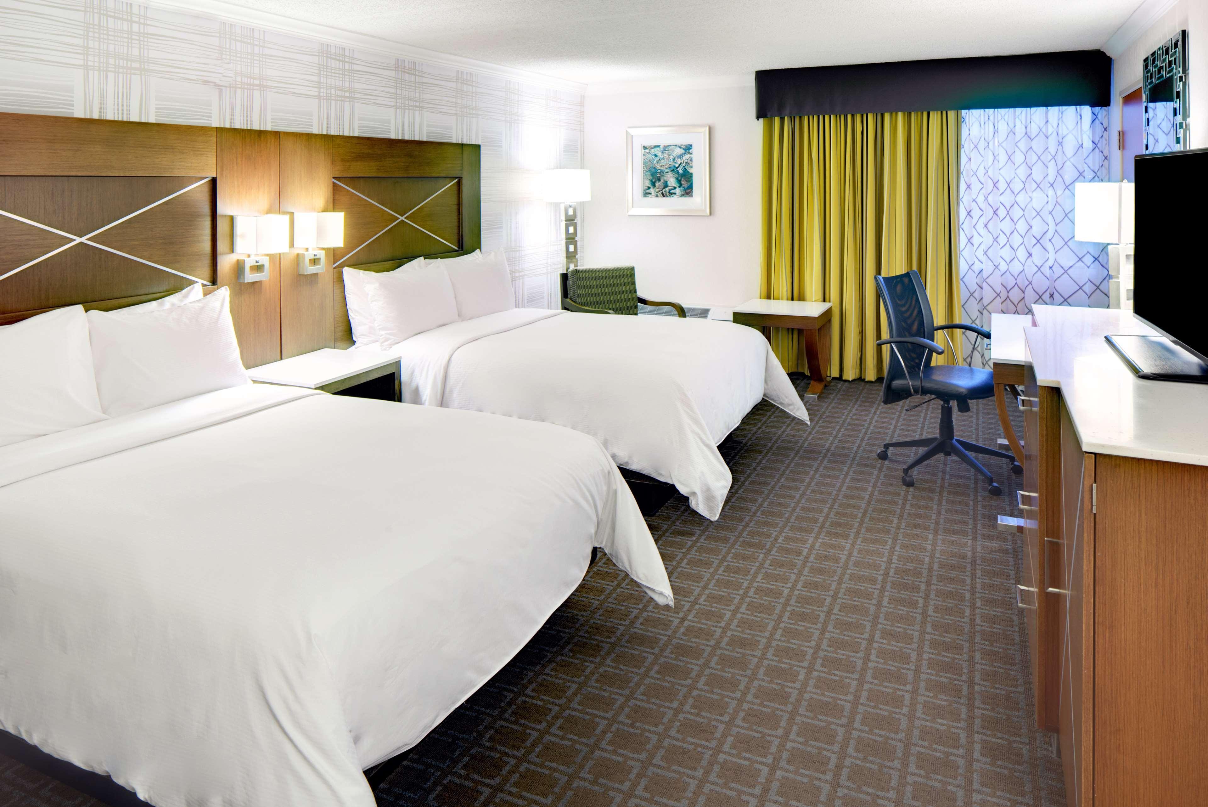 Doubletree By Hilton Madison Downtown Hotel Екстериор снимка