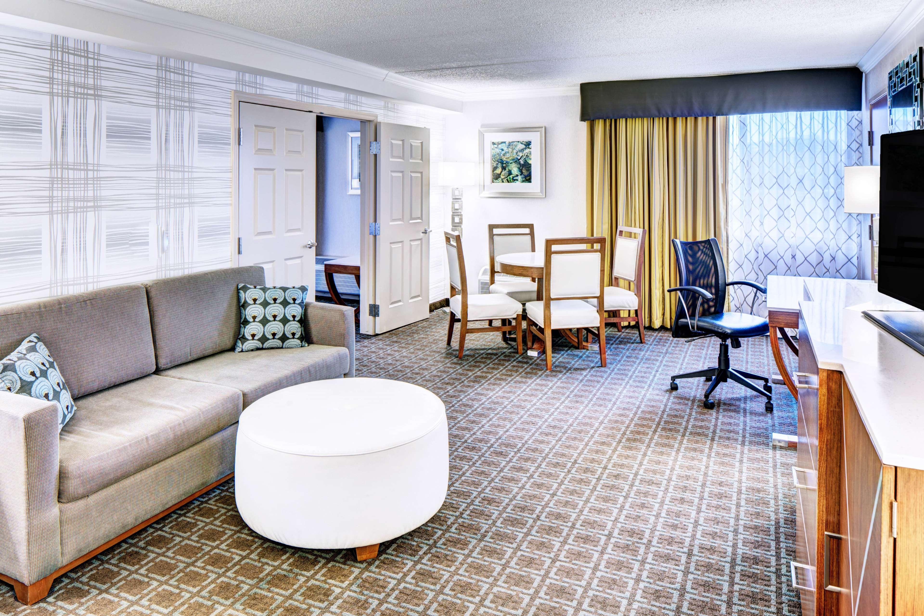 Doubletree By Hilton Madison Downtown Hotel Екстериор снимка