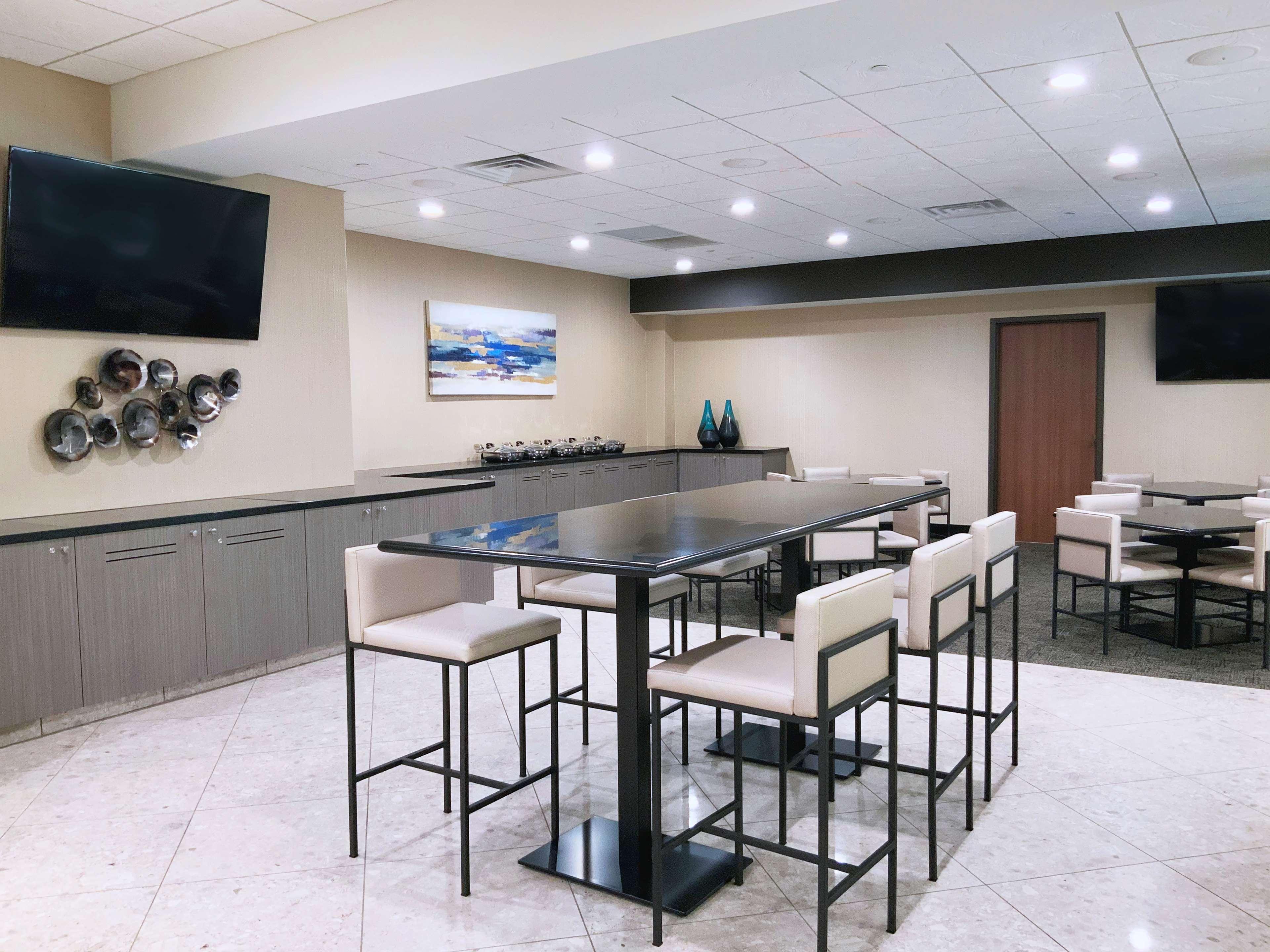 Doubletree By Hilton Madison Downtown Hotel Екстериор снимка