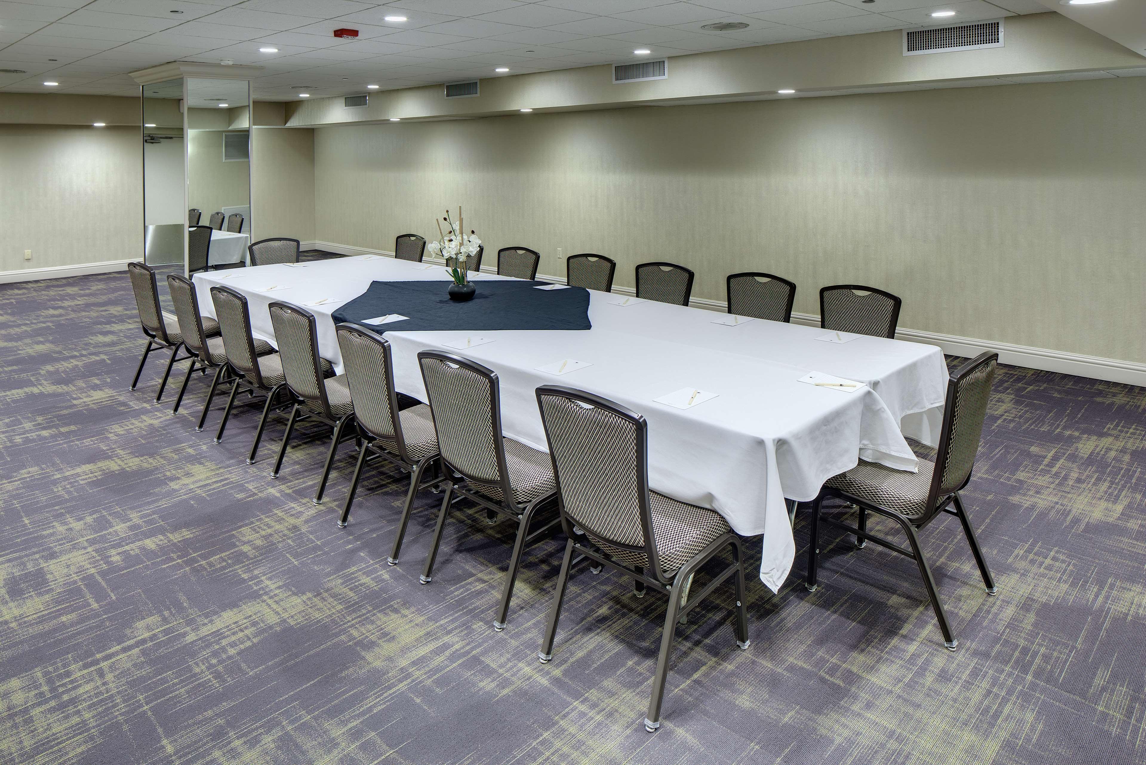 Doubletree By Hilton Madison Downtown Hotel Екстериор снимка