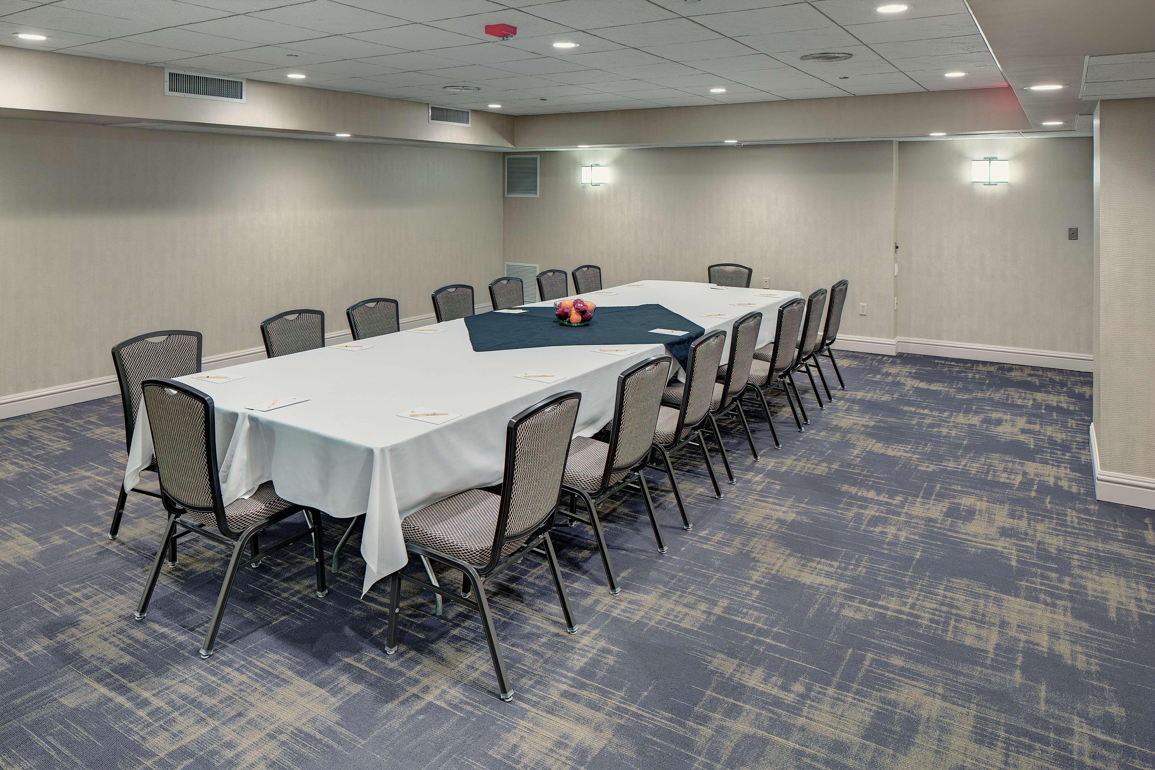 Doubletree By Hilton Madison Downtown Hotel Екстериор снимка