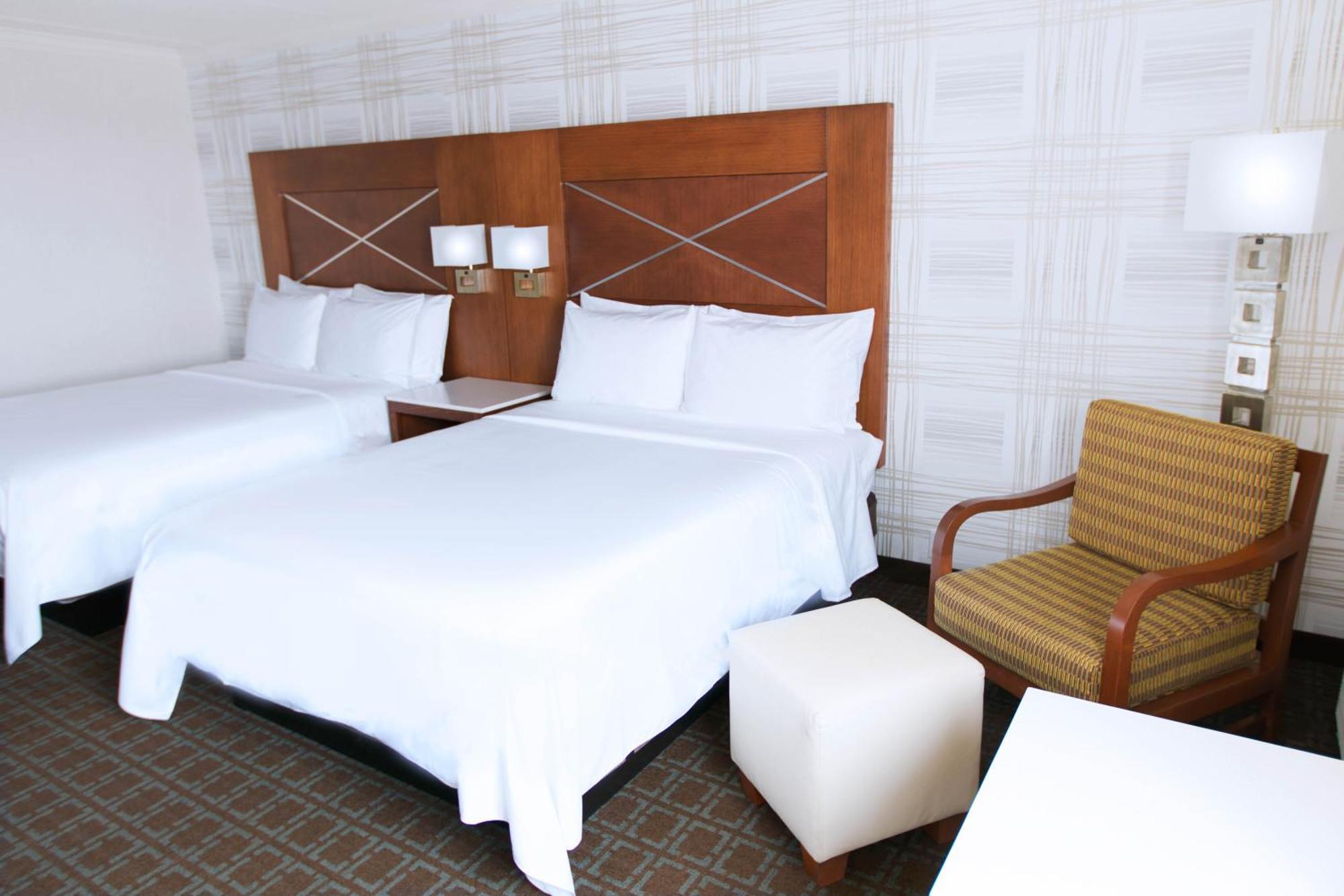Doubletree By Hilton Madison Downtown Hotel Стая снимка