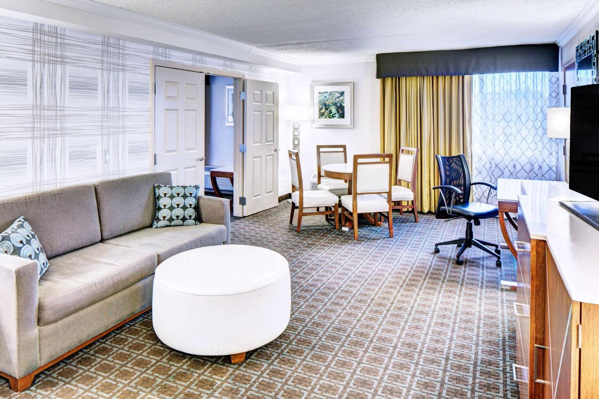 Doubletree By Hilton Madison Downtown Hotel Екстериор снимка