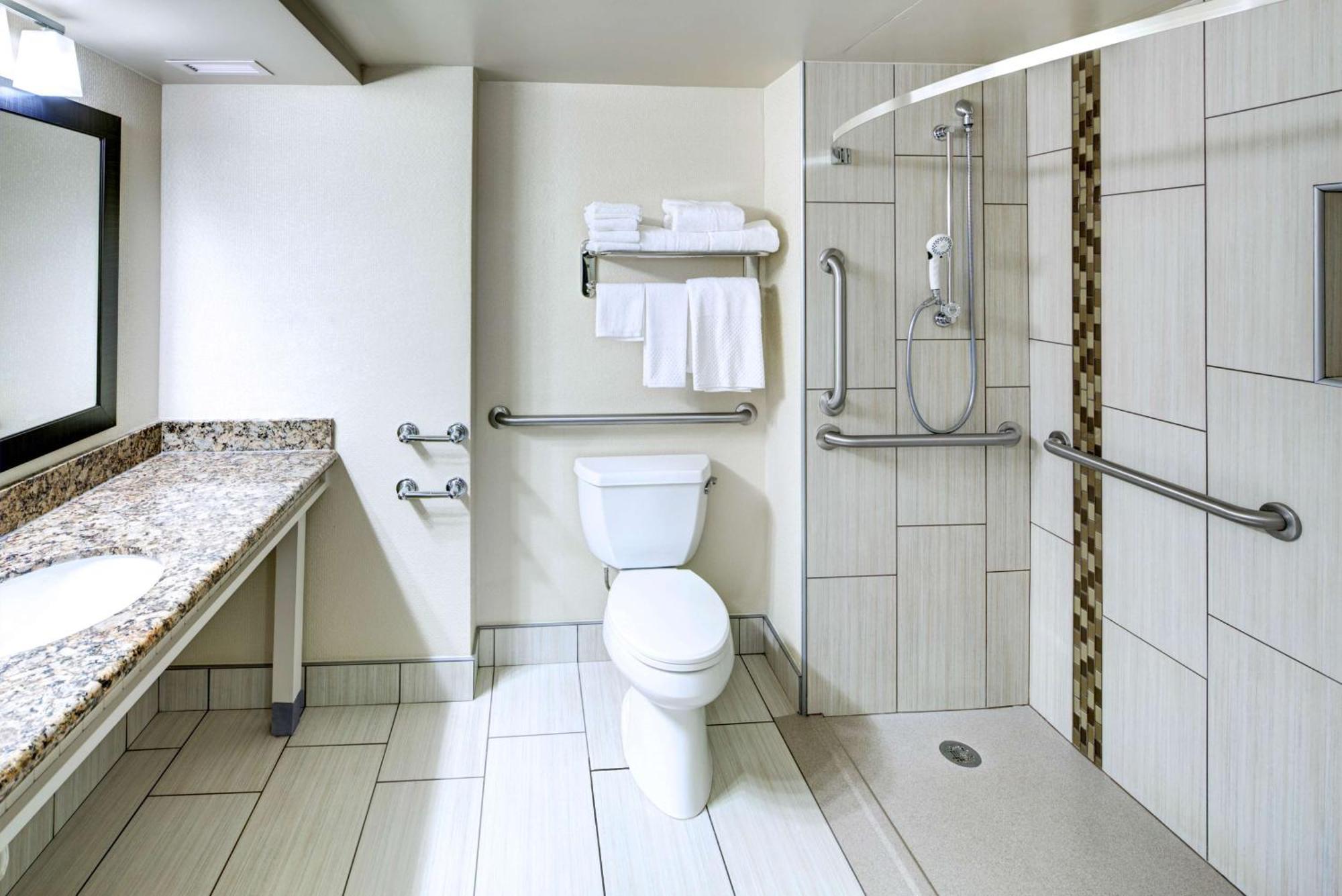Doubletree By Hilton Madison Downtown Hotel Екстериор снимка