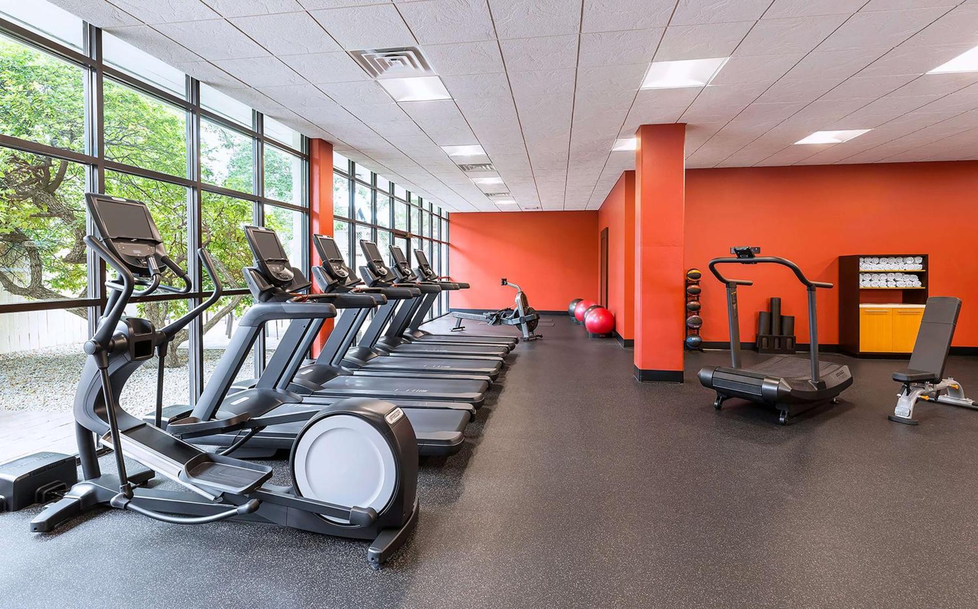 Doubletree By Hilton Madison Downtown Hotel Екстериор снимка
